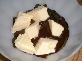 dans un saladier, faire fondre 200g de chocolat au micro ondes<br title=
