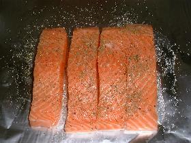 sur un grand rectangle de papier aluminium, disposer les 4 filets de saumon, saler, poivrer et parsemer d'aneth ( facultatif )