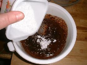 préparer le glaçage. faire fondre au bain marie le chocolat, le beurre et l'eau. ajouter le sucre glace et mélanger