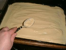 verser la pâte sur une plaque à pâtisserie préalablement beurrée <p>mettre au four 10mn environ à 180°C ( la pâte doit être dorée très légèrement )