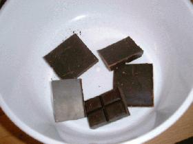 casser le chocolat en morceaux et le faire fondre au bain-marie