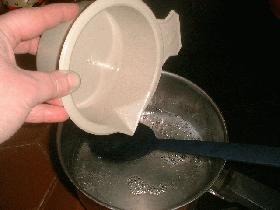 Dans une casserole : mélanger le sucre, le jus de citron, et 10 cl d'eau et porter à ébullition. Lorsque le caramel est cuit (couleur ambrée ), tremper la casserole dans l'eau froide et rajouter 5 cl d'eau.