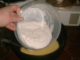 Monter la crème fraîche en chantilly et l'incorporer dans la mousse au caramel