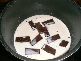 dans une casserole, faire fondre le chocolat sur feu doux en mélangeant sans arrêt