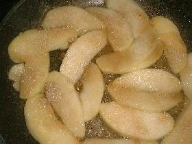 faire revenir les pommes en lamelles avec le beurre et  le sucre jusqu'à ce qu'elles soient bien dorées
