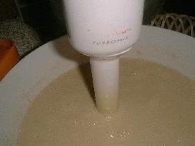 Ajouter l'huile et utiliser le mixer pour obtenir une pâte lisse.(si besoin est, ajouter encore du lait pour obtenir une pate liquide)