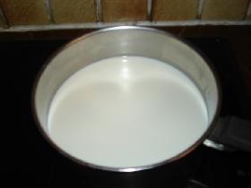 faire tiédir le lait. préchauffer le four à  150°C