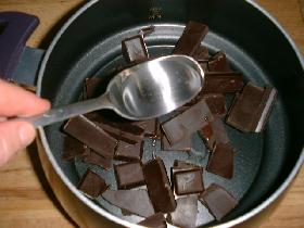 casser le chocolat dans le poêlon et arroser de 2 cuillers d'eau