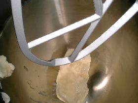 mettre le beurre dans le bol du mixer et le réduire en pommade ou le travailler dans un saladier à la spatule