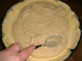 étaler la première pâte dans une tourtière
verser la crème d'amandes