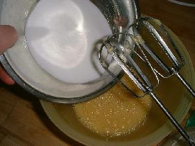 battre les oeufs en omelette et ajouter le sucre</p> <p>préchauffer le four à 200°C