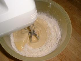 incorporer la farine et la levure<br /> mélanger
