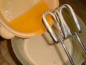 ajouter le beurre fondu ( le laisser refroidir un peu ) et mixer le tout