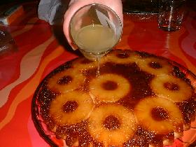 répartir le jus d'ananas sur le gâteau encore tiède