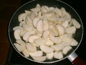 éplucher les pommes, les détailler en lamelles<br /> les cuire dans 1 càs d'eau  pour qu'elles soient légèrement fondantes