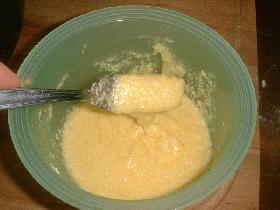 Pendant ce temps, mélanger le beurre fondu au sucre et à l'oeuf