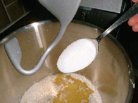 ajouter le sucre en poudre et une pincée de sel