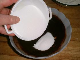 incorporer le sucre et battre au fouet
préchauffer le four à 220°C