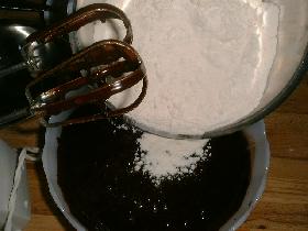 incorporer la farine, le sel et la levure