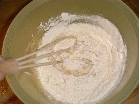 incorporer la farine, la pincée de sel et malaxer pour obtenir une pâte homogène