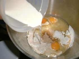 faire fondre la levure dans le lait tiède et mélanger