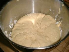 pétrir la pâte jusqu'à ce qu'elle se détache du saladier. couvrir d'un linge et laisser lever la pâte pendant 1 heure ( mettre le saladier dans un récipient rempli d'eau chaude )