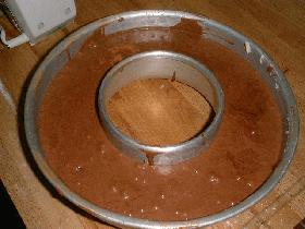 verser la pâte dans le moule à baba et cuire 30mn dans le four préalablement chauffé à 220°C