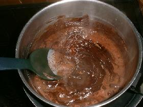 mélanger jusqu'à ce que le chocolat soit entièrement fondu<br /> laisser refroidir