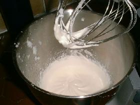 battre les 20 cl de crème restante en chantilly et les incorporer au mélange