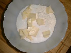 pendant ce temps, préparer le granité en mélangeant farine + sucre + beurre coupé en dés