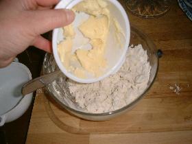 incorporer 75g de beurre coupé en morceaux