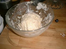 former une boule en évitant de trop travailler la pâte<br /> mettre au frigo 1 heure