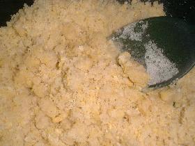 ajouter le beurre mou petit à petit afin d'obtenir une pâte friable (
