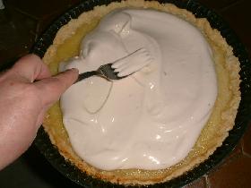 retirer la tarte du four et étaler la meringue à la fourchette en la tournant  pour donner un effet de volume. enfourner à nouveau