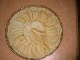 Après avoir étalé votre pâte (voir pâte rapide), disposer les pommes coupées en lamelles sur le fond de tarte