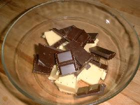dans un saladier, casser le chocolat et couper le beurre en morceaux