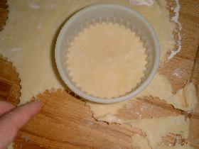 préparer une pâte brisée: mélanger du bout des doigts 200g de farine avec 100g de beurre en morceaux, un peu d'eau former une boule et entreposer 1h au réfrigérateur. étaler la pâte et découper des ronds à l'aide d'un emporte pièce