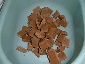 dans un saladier, casser 200g de chocolat pralinoise