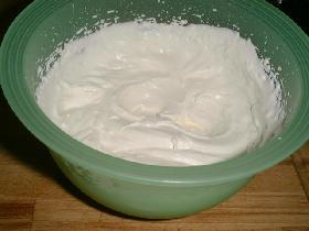 préparer la chantilly en fouettant ( batteur électrique ) crème fraîche + sucre en poudre