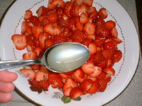 couper en 4 la moitié des fraises dans un saladier et mélanger les avec  le limoncello
