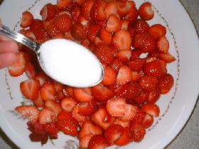 garder 4 fraises entières </p> <p>mettre le reste dans un plat et ajouter le sucre
