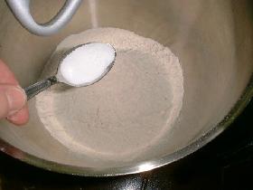 dans un saladier(ou bol batteur), mélanger la farine, le sel et le sucre