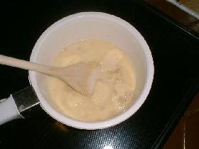 dans une casserole, faire fondre le beurre coupé en petits morceaux, hors du feu, ajouter l'eau, le lait. faire dissoudre la levure