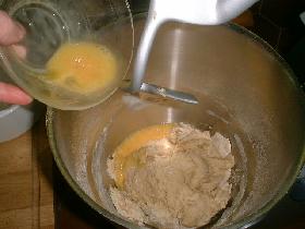ajouter l'oeuf battu en omelette