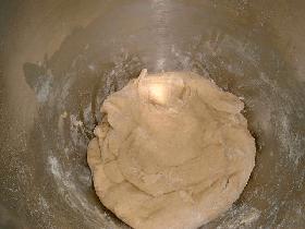 pétrir la pâte pendant 5 minutes jusqu'à obtention d'une boule homogène. si la pâte colle aux doigts rajouter un peu de farine. couvrir d'un linge et laisser lever la pâte pendant 1heure et quart