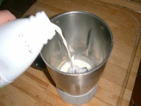 verser 1 L de lait dans le bol