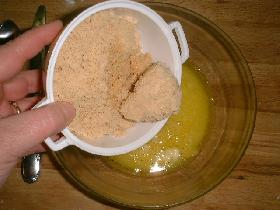 dans un autre saladier, incorporer la cassonade dans le beurre fondu