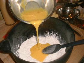 Dans un saladier, mélanger la farine et le sel, ajouter les oeufs 1 à 1