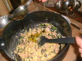  Puis ajouter l'huile, le vin blanc sec, les olives coupées en morceaux, les lardons, le gruyère. Verser la pâte dans un moule à cake bien beurré