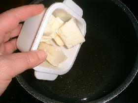 dans une casserole, verser l'eau et porter à ébullition. ajouter le sel et le beurre coupé en morceaux